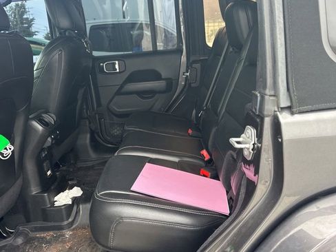 Used 2018 Jeep Wrangler Unlimited Sahara AWD/4WD image 12