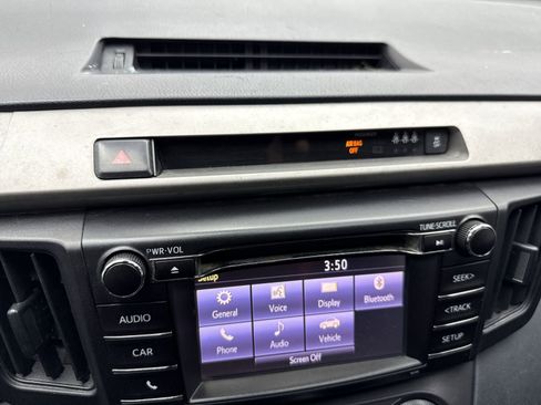 Used 2018 Toyota RAV4 LE FWD image 26