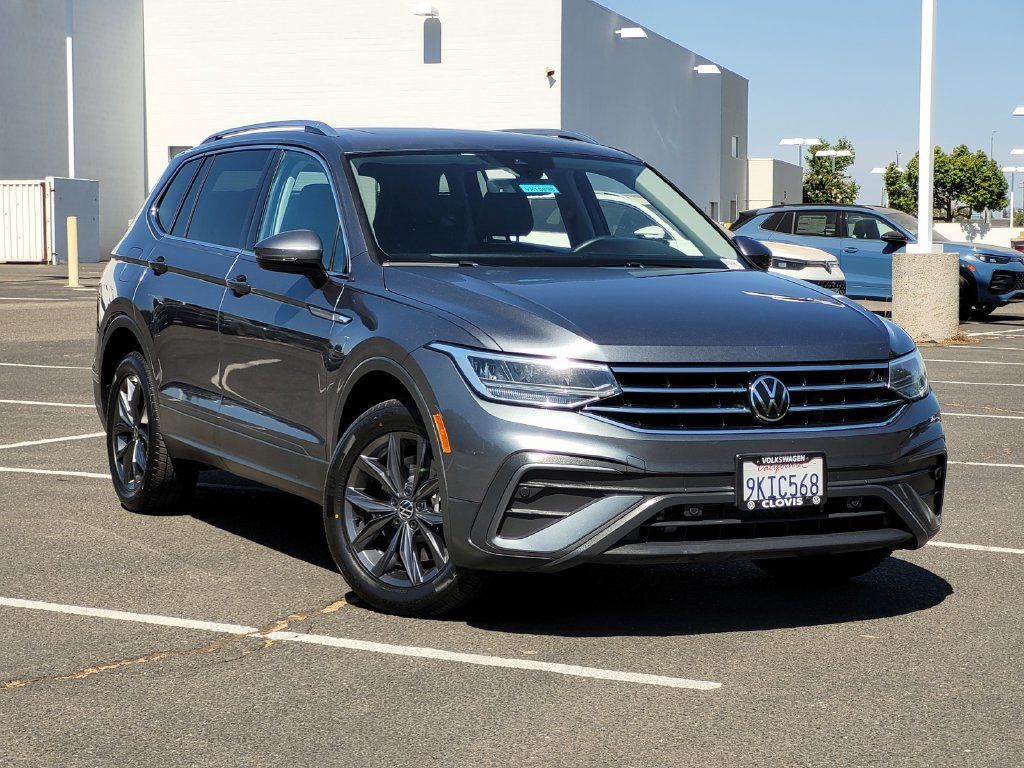 Used 2023 Volkswagen Tiguan SE FWD image 2