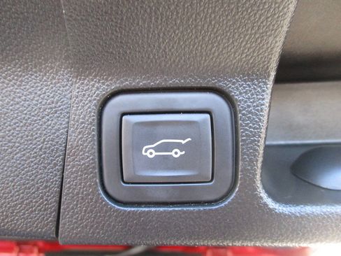 Used 2023 GMC Acadia SLE w/ Driver Convenience Package FWD image 17