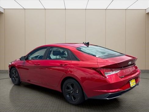 Used 2022 Hyundai Elantra Blue FWD image 4