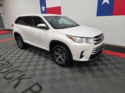 Used 2019 Toyota Highlander LE image 11