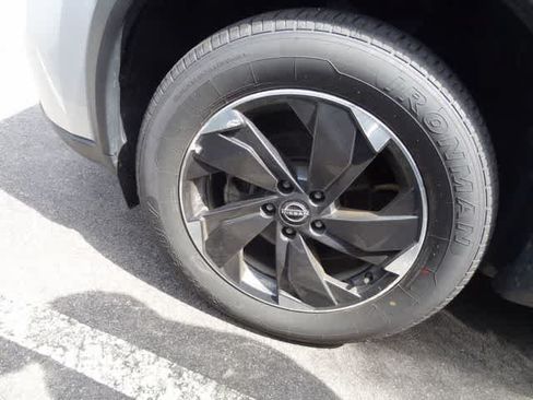 Used 2025 Nissan Rogue SV AWD/4WD image 14