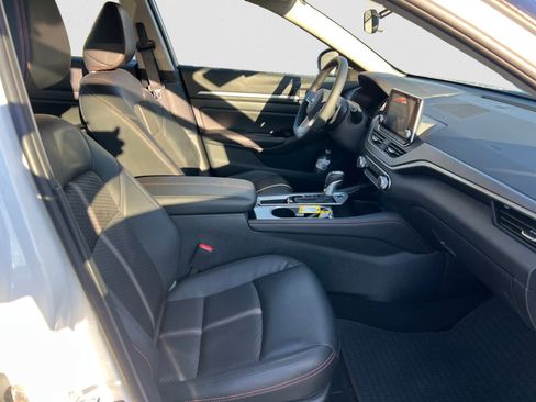 Certified 2025 Nissan Altima 2.5 SR image 15