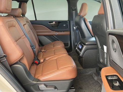 Used 2024 Lincoln Aviator Reserve w/ Equipment Group 201A AWD/4WD image 23