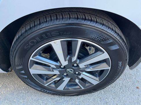 Used 2025 Nissan Versa SV image 28