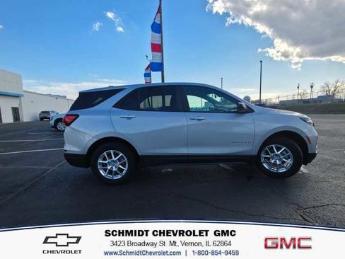 Used 2022 Chevrolet Equinox LS w/ LS Convenience Package image 4