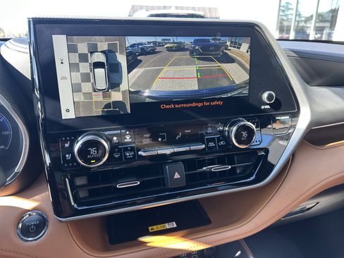 Used 2023 Toyota Highlander Platinum image 18