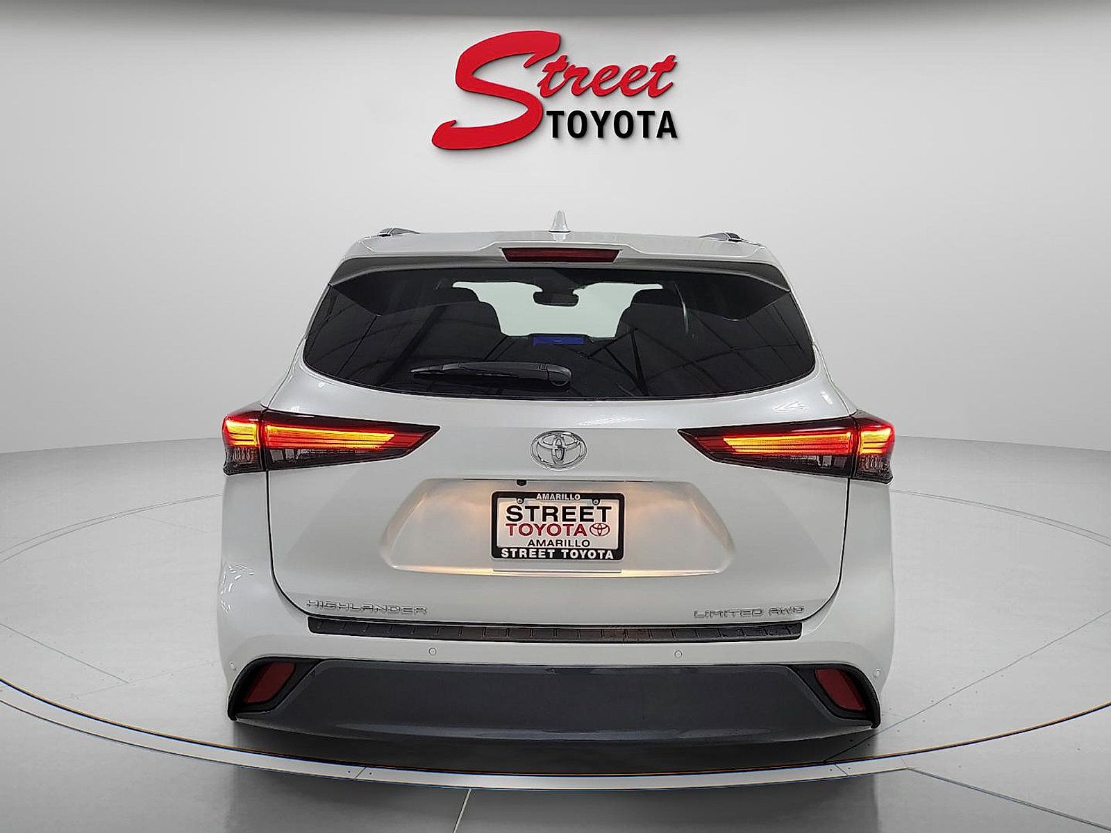Used 2023 Toyota Highlander Limited AWD/4WD image 3