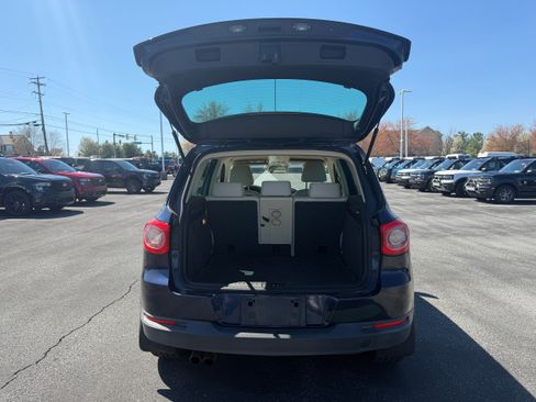 Used 2011 Volkswagen Tiguan SE image 8