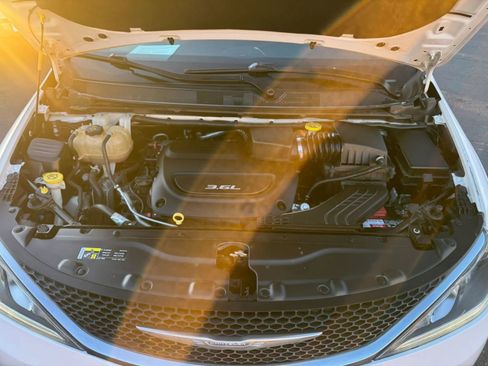 Used 2017 Chrysler Pacifica Touring-L Plus FWD image 17