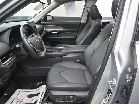 Used 2024 Toyota Grand Highlander XLE image 30
