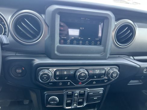 Used 2023 Jeep Gladiator Sport AWD/4WD image 16