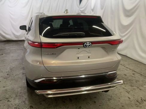 Used 2024 Toyota Venza XLE image 7