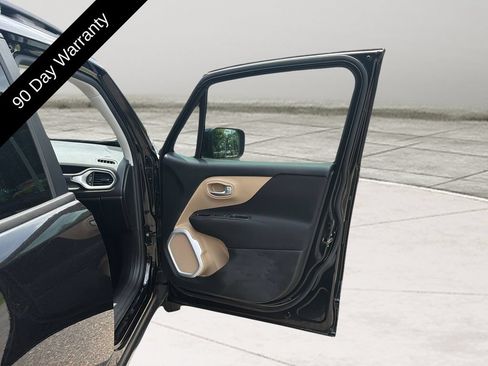 Used 2018 Jeep Renegade Latitude FWD image 19