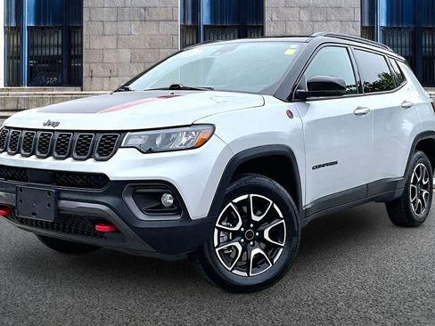 Used 2025 Jeep Compass Trailhawk AWD/4WD image 2