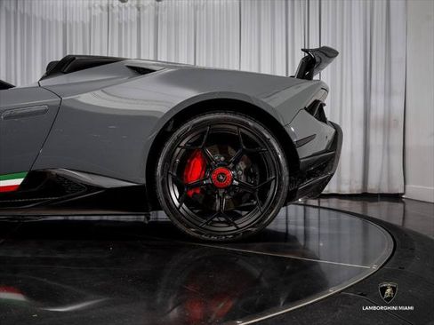 Used 2018 Lamborghini Huracan Performante AWD/4WD image 12