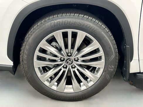 New 2025 Toyota Highlander Platinum image 30