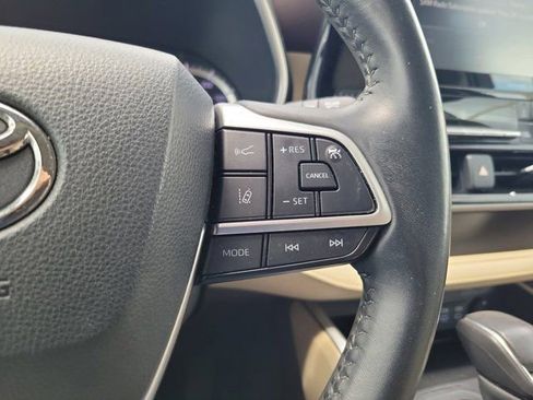 Used 2022 Toyota Highlander XLE AWD/4WD image 24