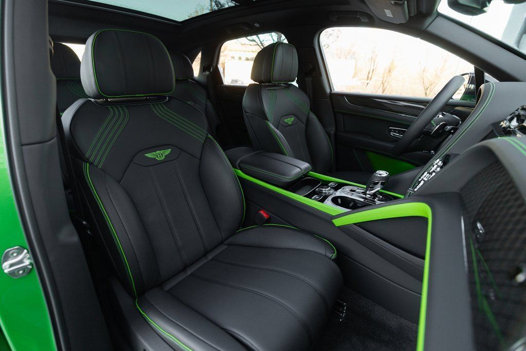 Used 2025 Bentley Bentayga AWD/4WD image 32