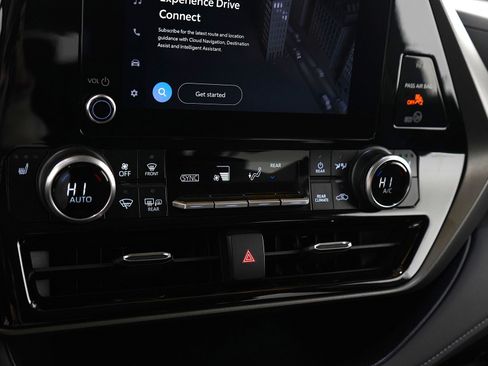 Used 2024 Toyota Highlander LE image 25