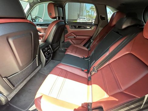 Certified 2024 Porsche Cayenne AWD/4WD image 38