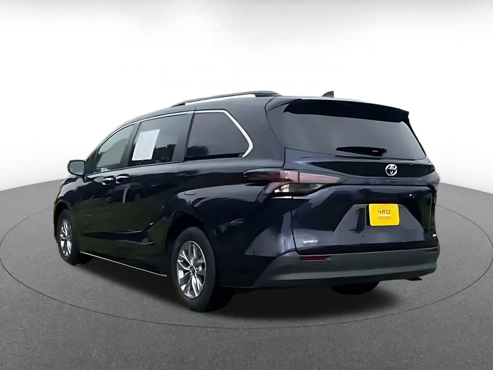 Used 2025 Toyota Sienna XLE FWD image 10