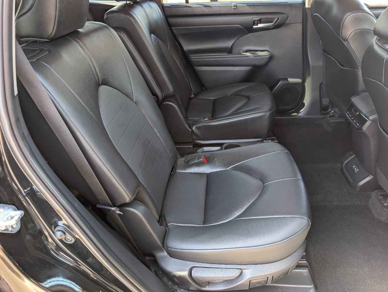 Used 2025 Toyota Highlander XLE FWD image 5