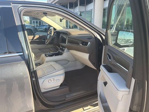 Used 2021 GMC Yukon XL Denali w/ Denali Premium Package image 9