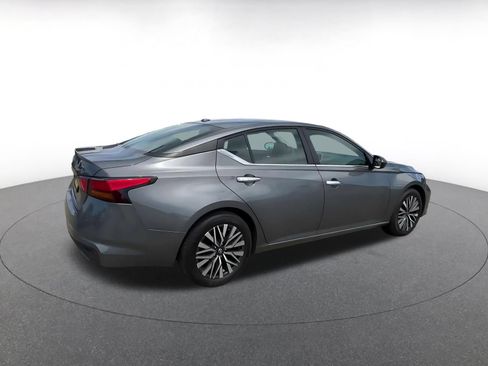 Used 2025 Nissan Altima 2.5 SV FWD image 11