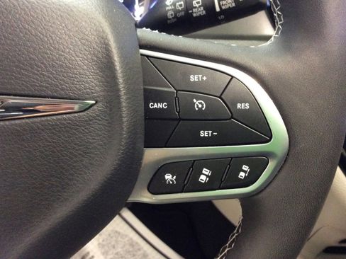 Used 2024 Chrysler Pacifica Touring-L image 22