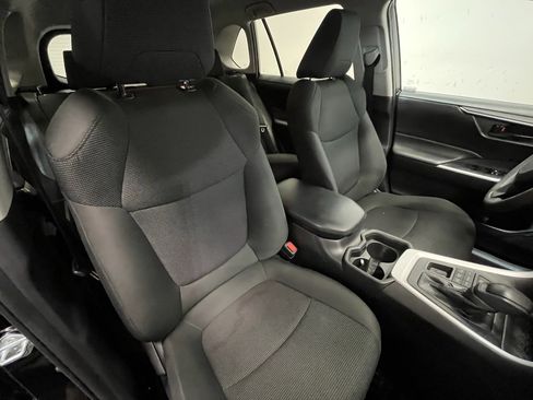 Used 2021 Toyota RAV4 LE image 12