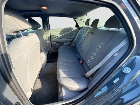 Used 2025 Hyundai Elantra SEL FWD image 29