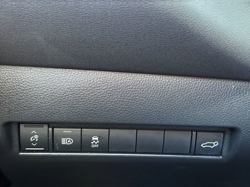 Used 2023 Toyota Venza XLE AWD/4WD image 23