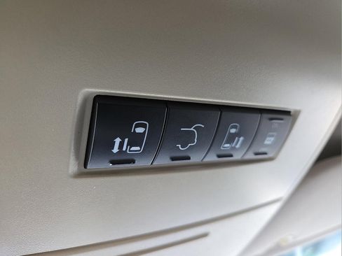 Used 2015 Chrysler Town & Country Touring image 22