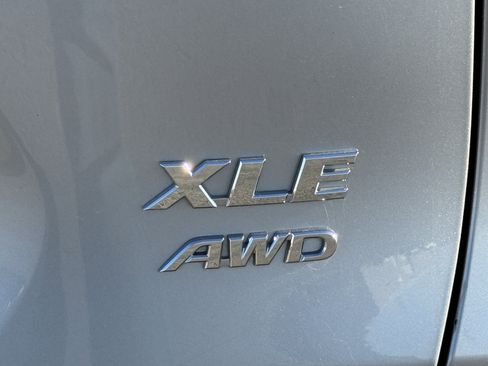 Used 2021 Toyota RAV4 XLE w/ Convenience Package image 9