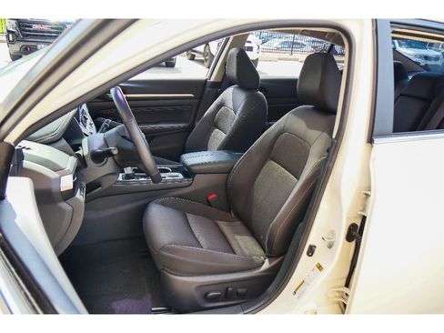 Used 2023 Nissan Altima 2.5 SV w/ SV Premium Package image 11