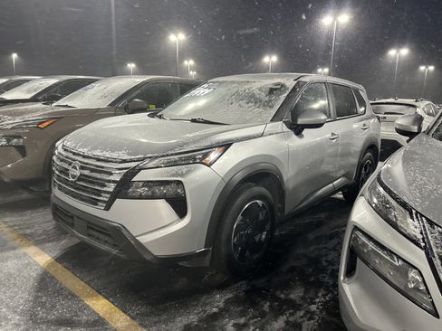 Used 2025 Nissan Rogue SV AWD/4WD image 4