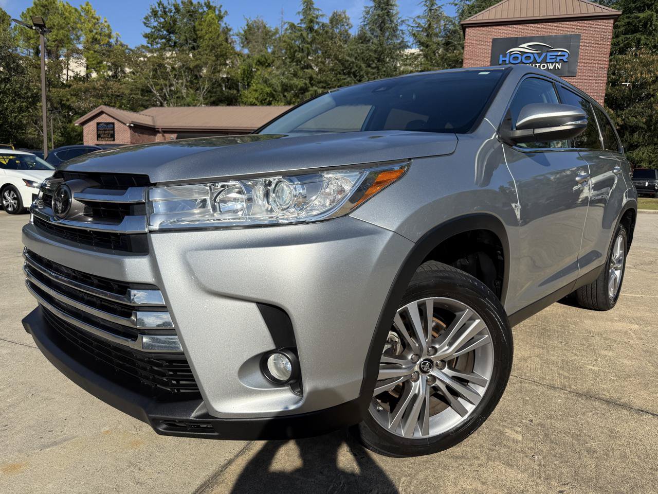 Used 2019 Toyota Highlander Plus FWD image 1