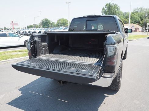 Used 2018 Nissan Titan SV AWD/4WD image 16