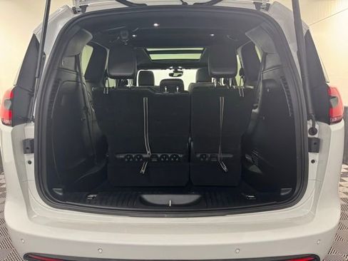Used 2025 Chrysler Pacifica Limited image 30