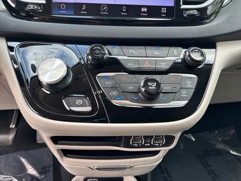 Used 2023 Chrysler Pacifica Touring-L FWD image 19