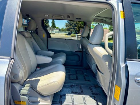 Used 2014 Toyota Sienna XLE FWD image 12