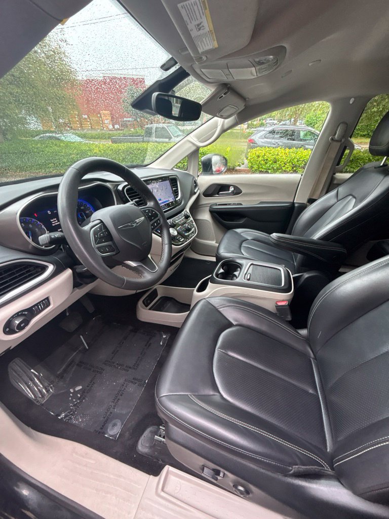 Used 2023 Chrysler Pacifica Touring-L FWD image 12