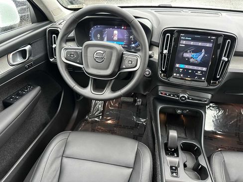 Used 2025 Volvo XC40 B5 Core w/ Protection Package Premier image 17