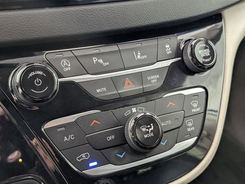 Used 2022 Chrysler Pacifica Touring-L image 34