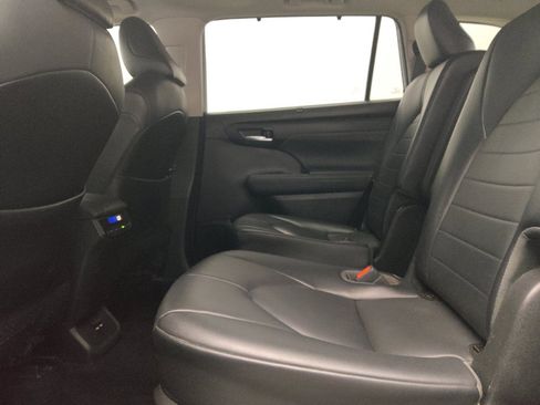 Used 2021 Toyota Highlander XLE image 18