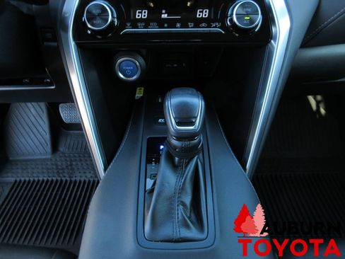 Certified 2022 Toyota Venza LE image 17