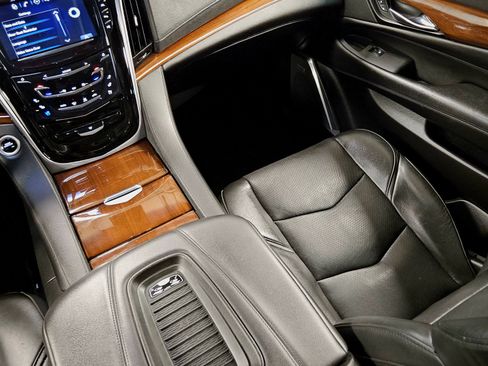 Used 2020 Cadillac Escalade ESV Premium Luxury image 16