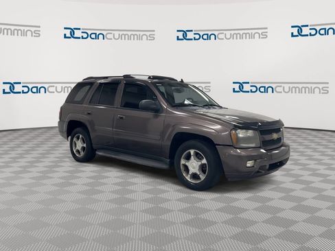 Used 2008 Chevrolet TrailBlazer LT w/ Sun And Sound Package AWD/4WD image 2